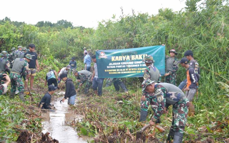 Karya bakti Satgas Yonarmed 11 Kostrad di perbatasan 