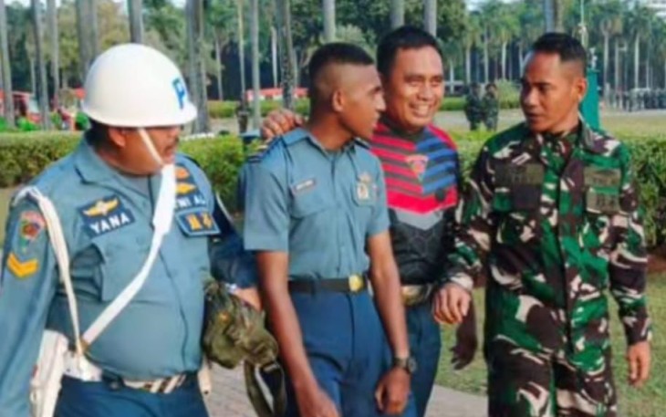 Perwira TNI AL Gadungan saat diamankan Puspom TNI AL di Monas Jakarta 