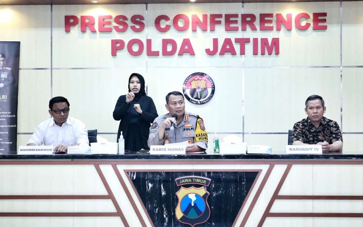 Kabid Humas Polda Jatim Kombes Dirmanto saat memberikan keterangan pers 