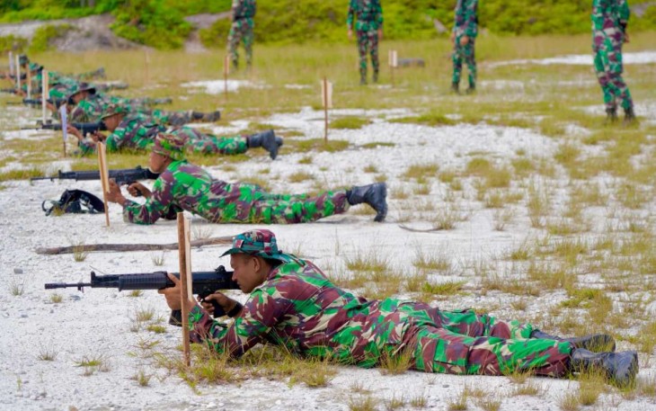 Latihan menembak prajurit Korem 121/ABW