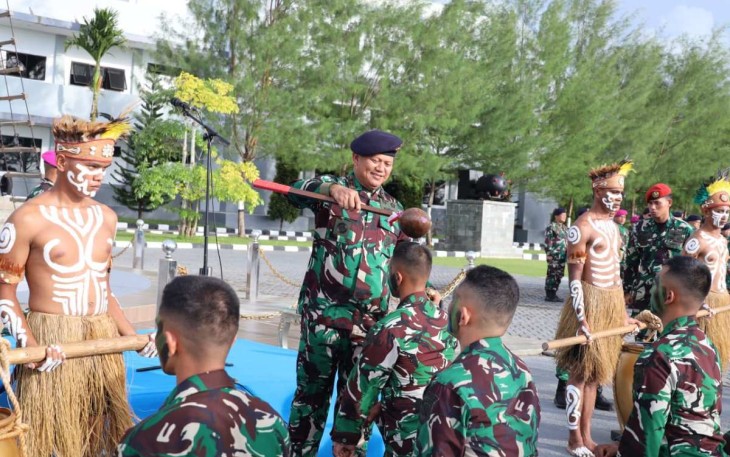 Pangkoarmada III Laksda TNI Hersan saat prosesi penerimaan perwira remaja AAL angkatan 69