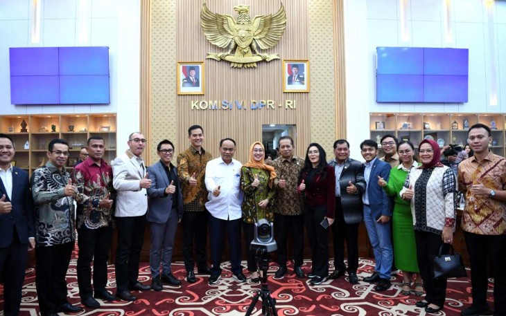 Menkop Budi Arie Setiadi foto bersama DPR RI Komisi VI fraksi PKS, di Jakarta 
