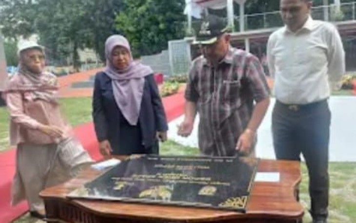 Walikota Depok Mohammad Idris saat menandatangani prasasti peresmian Depok Open Space II, Minggu (10/11)