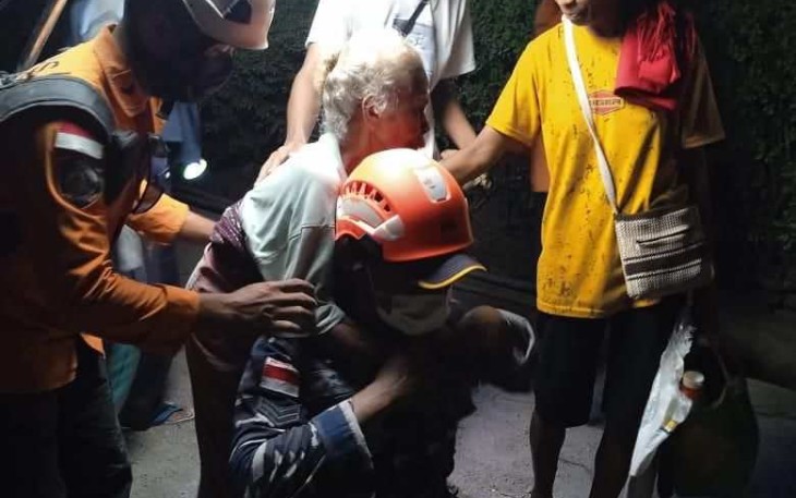 Prajurit TNI AL evakuasi warga terdampak erupsi gunung Lewotobi Laki-laki 