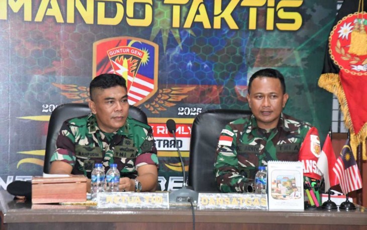 Dansatgas Yonarmed 11 Kostrad Letkol Arm Gde Adhy Surya Mahendra bersama Ketua Tim Wasev Sterad Letkol Laut (P) Mahpudin Arsyadi Sacha, Selasa (12/11)