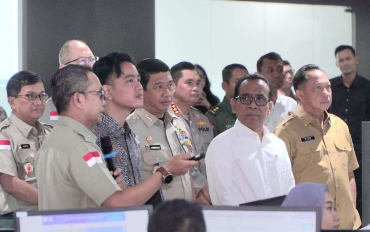 Wapres RI Gibran Rakabuming saat menerima pemaparan Kepala BNPB Suharyanto dalam penanganan erupsi gunung Lewotobi Laki-laki di Jakarta, Selasa (12/11)