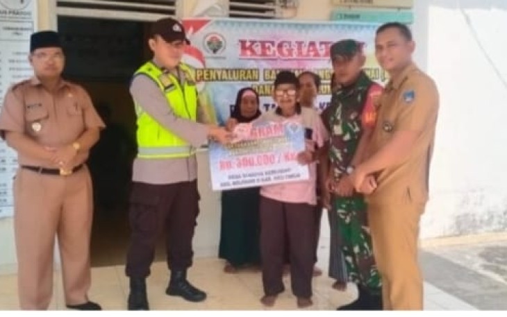 Polsek Belitang II Monitoring Penyaluran BLT DD Tahap IV di Desa Tanjung Kemuning 