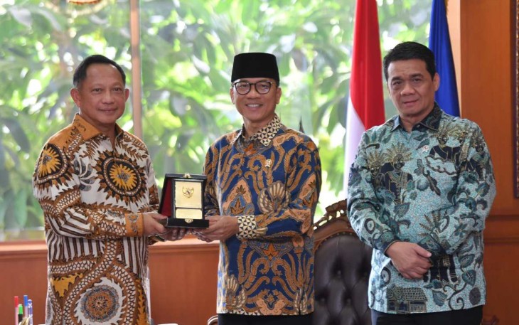 Mendes PDT Yandri Susanto menerima cenderamata dari Mendagri Tito Karnavian di Jakarta, Kamis (14/11)