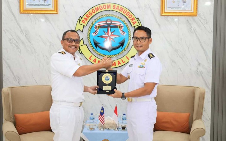 Pjs Wadan Lantamal I Kolonel Laut (P) Hendrik Kurniawan saat menerima cenderamata dari CTG TLDM Captain Shaiful Fadzli bin Ismail di Lantamal I Belawan, Sabtu (16/11)