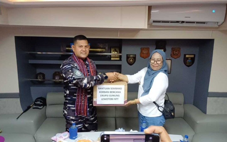 Penyerahan bantuan untuk korban terdampak erupsi gunung Lewotobi Laki-laki 
