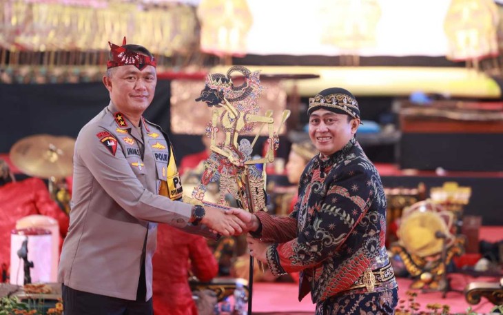 Kapolda Jatim Irjen Pol Imam Sugianto menyerahkan wayang kulit 