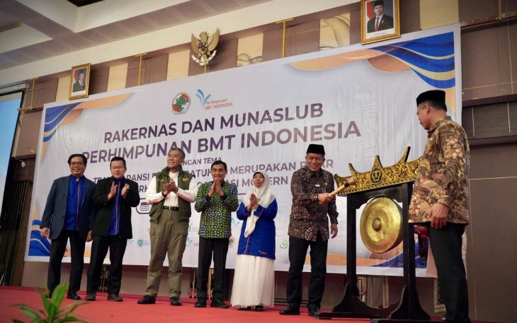 Wamenkop Ferry Juliantono saat membuka rakernas dan munaslub Perhimpunan BMT Indonesia di Padang, Sumbar, Kamis (21/11)