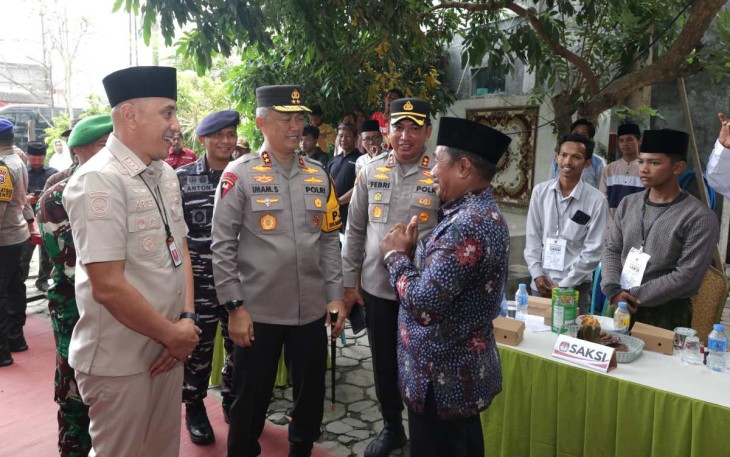 Kapolda Jatim Irjen Pol Imam Sugianto mengunjungi TPS di wilayah Jawa Timur, Rabu (27/11)