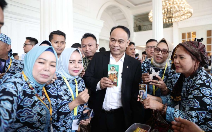 Menkop Budi Arie Setiadi foto bersama dalam rakernas HIPPI di Jakarta, Senin (2/12)