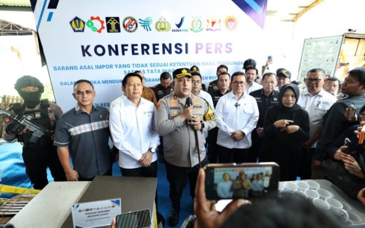 Kapolres Pelabuhan Tanjungperak AKBP William Cornelis Tanasale saat memberikan keterangan pers bersama Mendag Budi Santoso di Surabaya, Selasa (3/12)