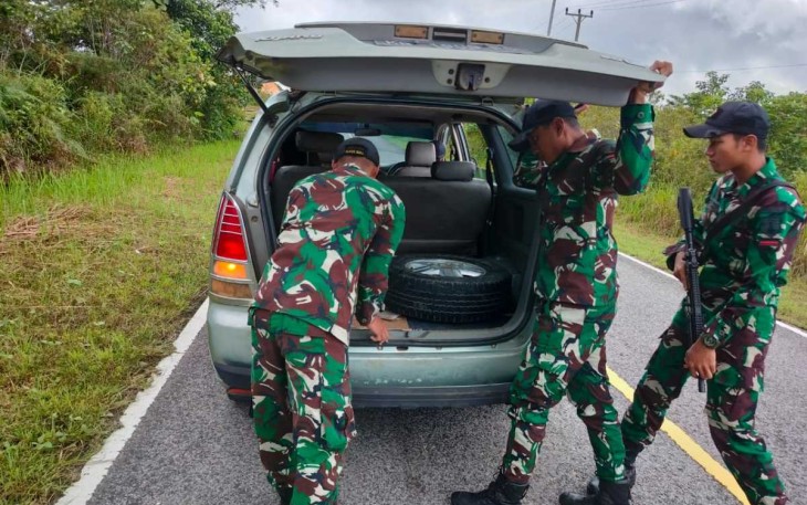 Prajurit satgas Yonzipur 5/ABW sweeping kendaraan antisipasi penyelundupan di perbatasan, Rabu (4/12)