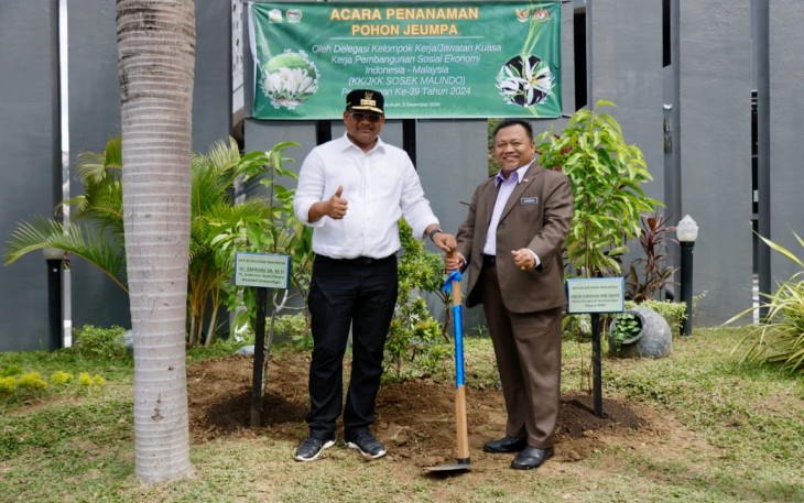 Pj Gubernur Aceh Safrizal bersama Encik Hamzah bin Ishak usai tamam pohon di Museum Tsunami, Kamis (5/12)