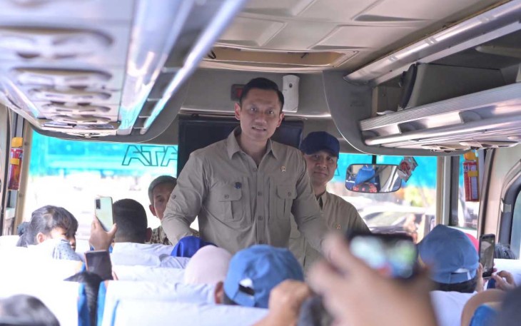 Menko IPK Agus Harimurti Yudhoyono saat melepas transmigran di Semarang, Kamis (5/12)