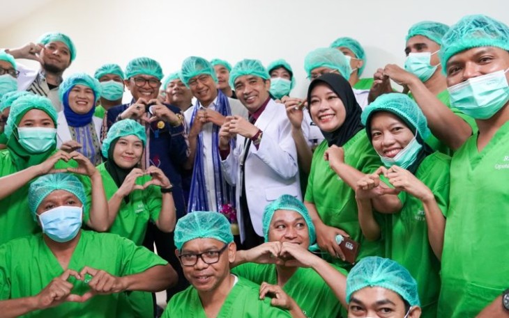 Menkes Budi Gunadi Sadikin bersama dokter dan staf RSJPDO Oputa Yi Koo, Kendari, Sulawesi Tenggara, Sabtu (7/12)