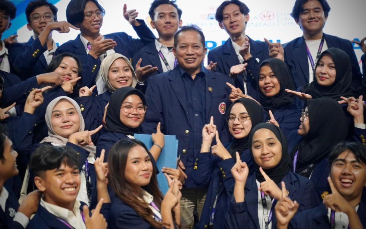 Wamenkop Ferry Juliantono foto bersama usai dikukuhkan menjabat Ketum IKA Unpad di Bandung, Sabtu (7/12)