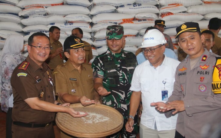 Dandim 0803/Madiun Letkol Kav Widhi Bayu Sudibyo monitoring stok bahan pokok, Selasa (10/12)