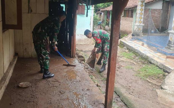 Bersihkan material luapan sungai di rumah warga binaan 