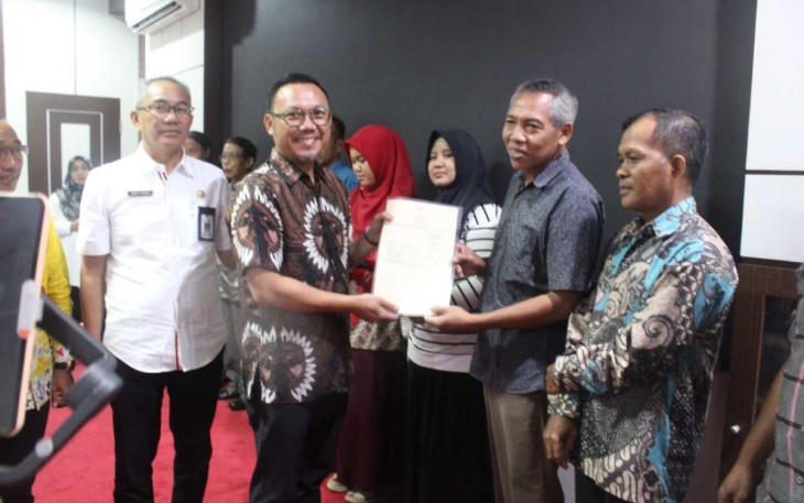 Kakan BPN Palangkaraya Indra Gunawan saat menyerahkan sertifikat elektronik ke warga masyarakat, Rabu (18/12)