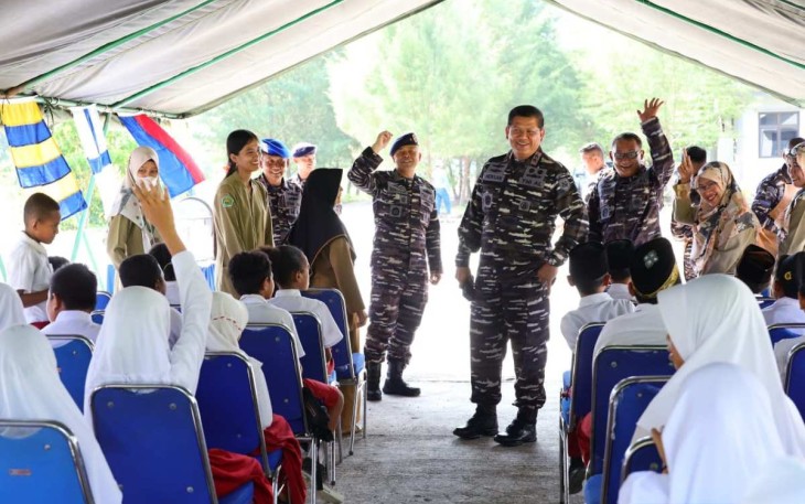 Pangkoarmada III Laksda TNI Hersan saat berdialog dengan siswa dalam uji coba Makan Siang Gratis, Jum'at (20/12)