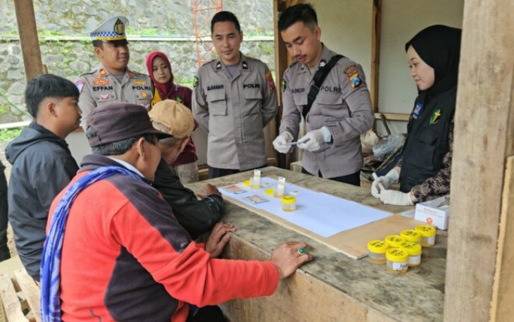 Test urine sopir Jeep dan bus wisata di kawasan Bromo, Jum'at (27/12)