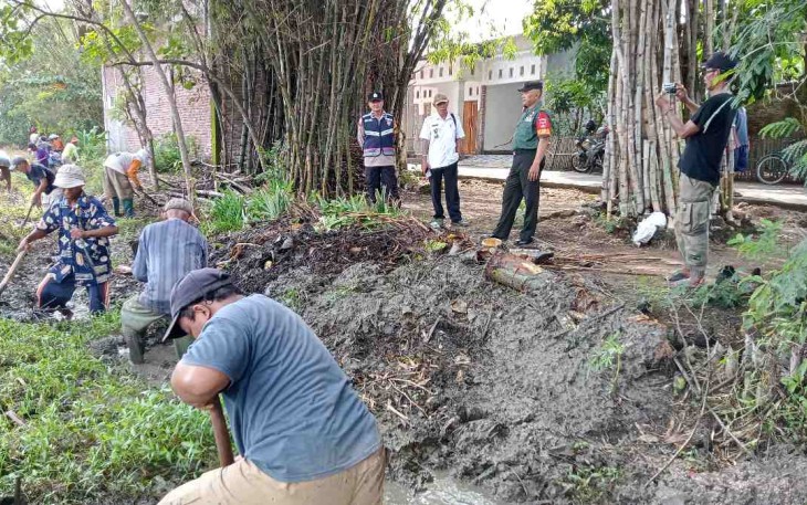 Babinsa monitoring kegiatan pembersihan saluran