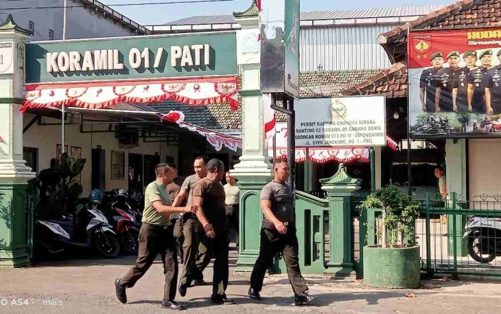 Anggota Koramil 0718-01/ Pati jalan santai dalam pembinaan fisik