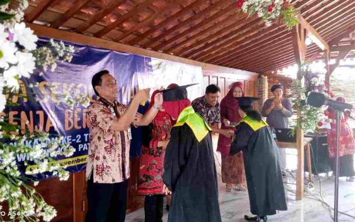 Acara wisuda angkatan ke II Sekolah Lansia Senja Berseri