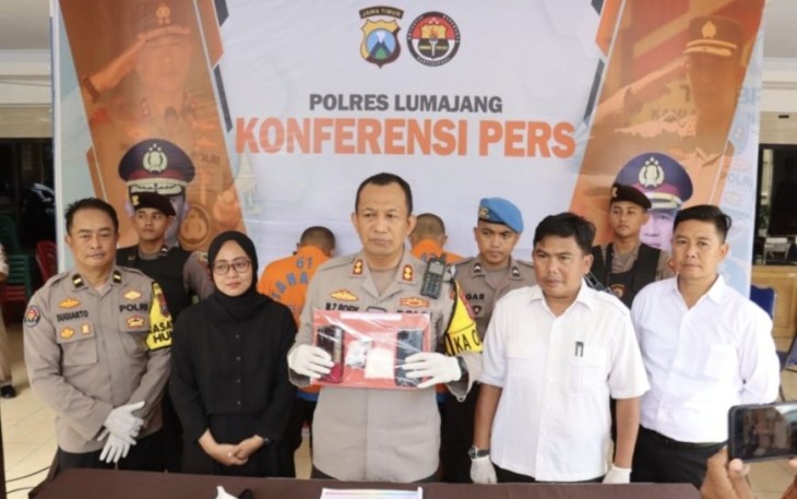 Kapolres Lumajang AKBP Zainur Rofik saat konferensi pers 