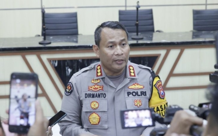 Kabid Humas Polda Jatim Kombes Dirmanto saat memberikan keterangan pers, Kamis (4/1)