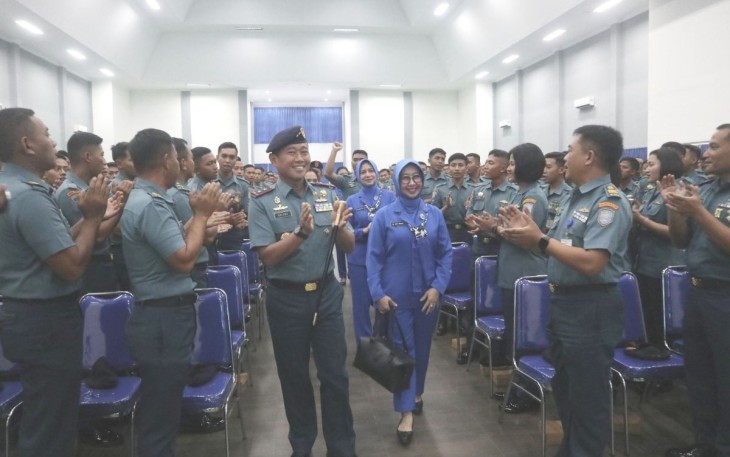 Pangkolinlamil Laksda TNI Hudiarto Krisno Utomo saat disambut prajuritnya di Satlinlamil 2 Surabaya, Rabu (10/1)