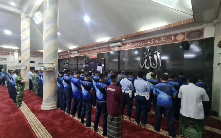 Subuh berjamaah personel Lanud Husein Sastranegara Bandung, Jum'at (12/1)