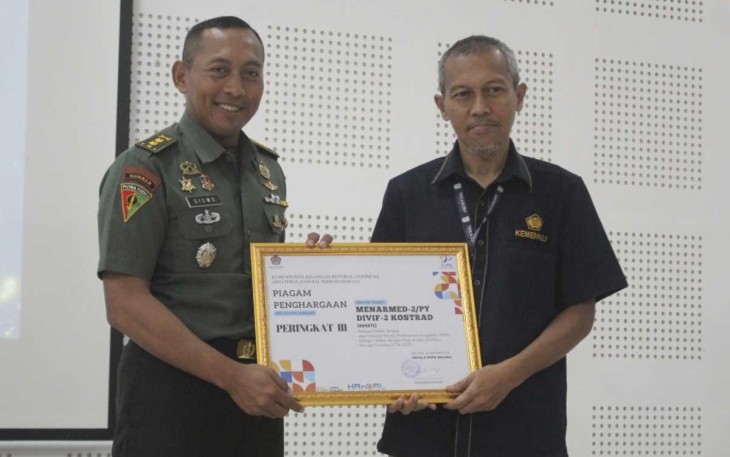 Kasmenarmed 2 Kostrad Letkol Arm Siswo Budiarto menerima penghargaan Satker Terbaik dari KPPN Malang, Rabu (24/1)