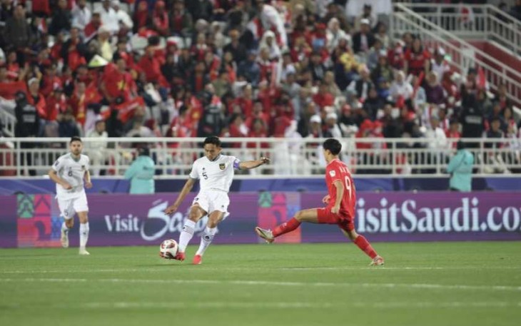Rizky Ridho saat menghalau bola hendak direbut pemain Vietnam 