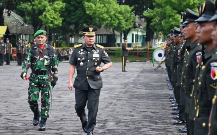 Pangdam V Brawijaya Mayjen TNI Rafael Granada saat inspeksi pasukan dalam penutupan pendidikan 102 siswa Secaba di Rindam V Brawijaya, Senin (29/1)