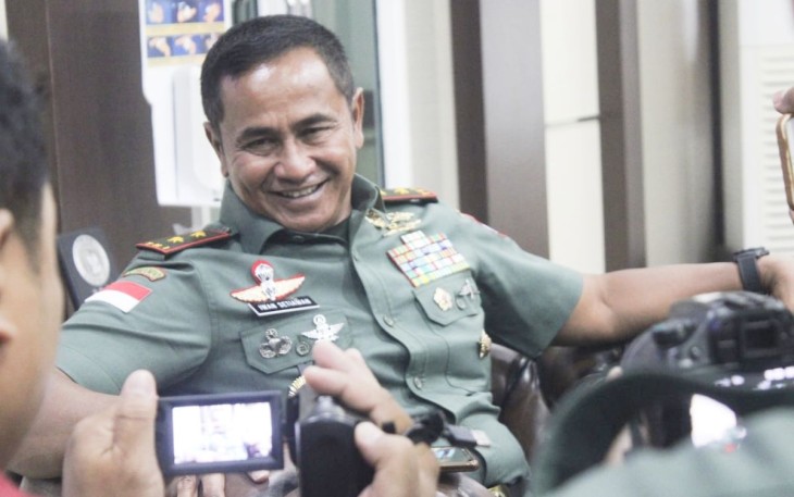 Pangdam XII/Tpr Mayjen TNI Iwan Setiawan saat klarifikasi bersama awak media terkait personel Satgas Yonarmed 10/Brajamusti, Selasa (30/1)