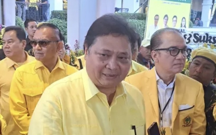 Ketua Dewan Pengarah TKN Prabowo-Gibran, Airlangga Hartarto saat konferensi pers di Bandung, Jum'at (9/2)