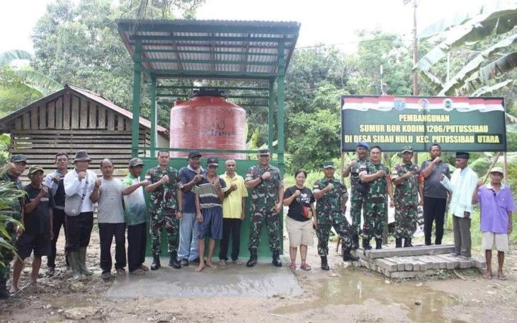 Danrem 121/Abw Brigjen TNI Luqman Arief saat meninjau lokasi sumur bor program TNI AD Manunggal Air Bersih di desa Sinau Hulu, Sabtu (10/2)