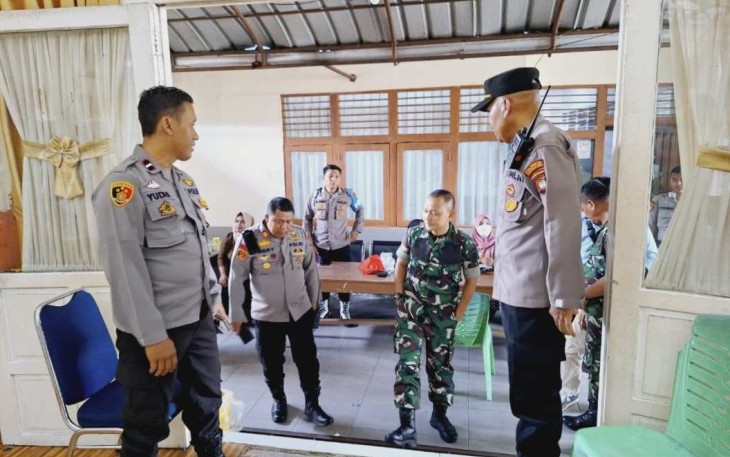 Kapolsek Pontianak Timur AKP Hery Purnomo saat pengecekan dan pengamanan penghitungan suara di Kecamatan Pontianak Timur, Jum'at (16/2)