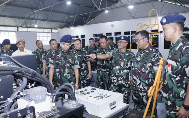 Dankoharmatau Marsma TNI Oki Yanuar saat menerima pemaparan kunjungan di Depohar 70, Bandung, Jum'at (16/2)