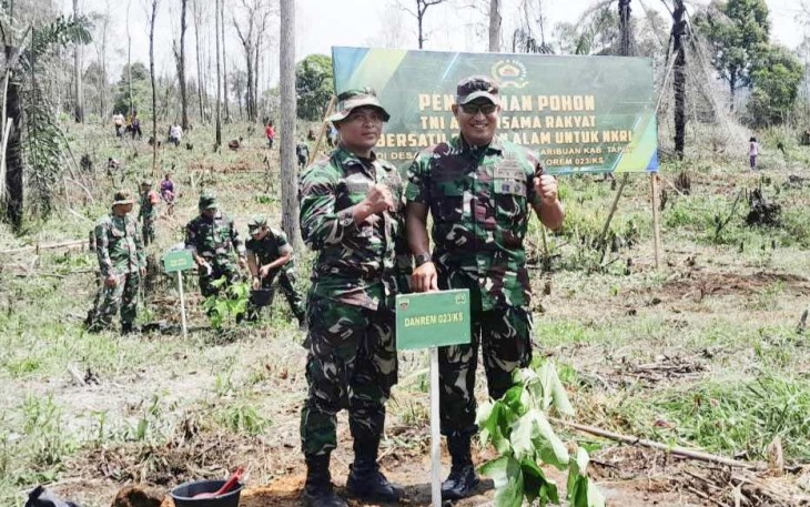 Danrem 023/KS Kolonel Inf Lukman Hakim saat menanam pohon di Desa Batunadua, Kabupaten Tapanuli Utara, Selasa (20/2)