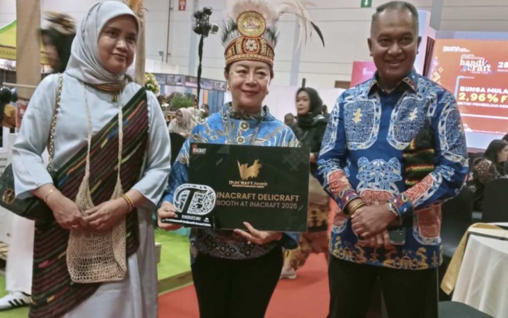 CEO Founder PT Sagolicious Indonesia Prima Jenny Wijaya saat menerima piagam penghargaan, Jum'at (1/3)