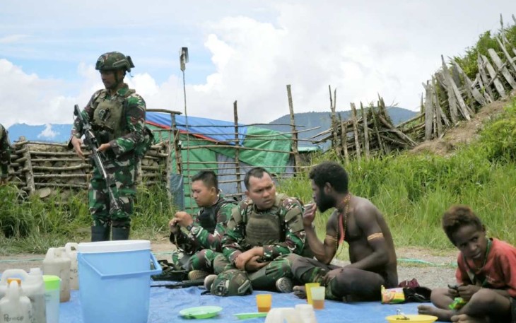 Danpos Pintu Jawa Lettu Inf Arif Agung Caroko bersama warga kampung Wombru, Sabtu (2/3)