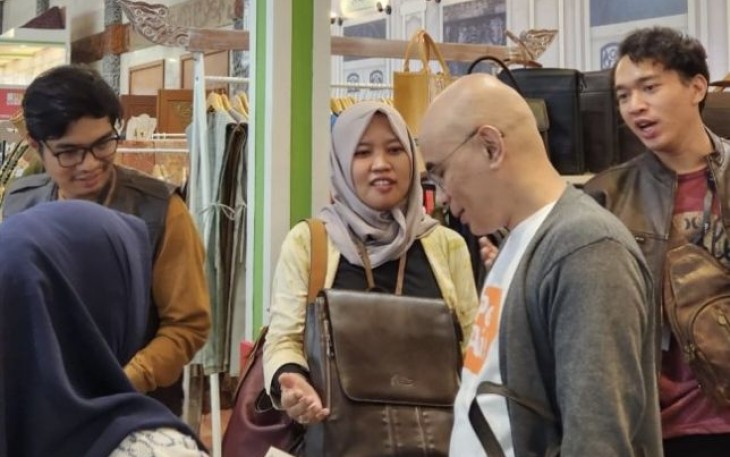 Stand produk UMKM binaan Pertamina di ajang Inacraft 2024 di Jakarta 