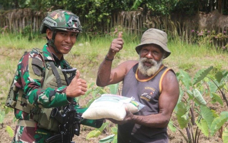 Prajurit Satgas Yonif 323/Buaya Putih Berbagi Kebahagiaan HUT Kostrad Ke 63, Senin (5/3)