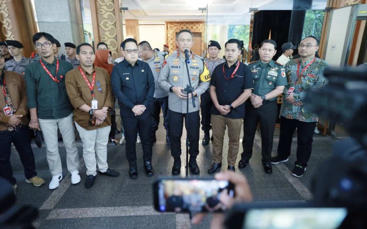 Kapolda Jatim Irjen Pol Imam Sugianto saat memberikan konferensi pers, Kamis (7/3)